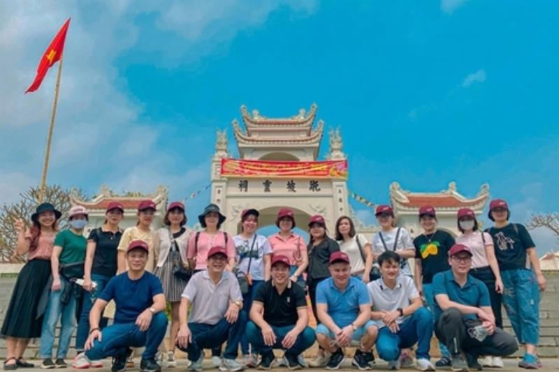 Hình ảnh tổng hợp các địa điểm du lịch nổi tiếng gần Hà Nội như Tam Đảo, Ba Vì, Hoà Bình, nhấn mạnh sự đa dạng cảnh quan